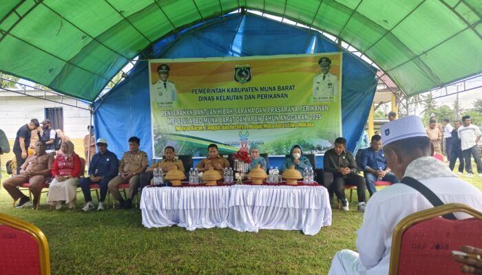 Dorong Ekonomi Pesisir,Bupati Mubar Serahkan Bantuan Rp1,7 Miliar pada Nelayan