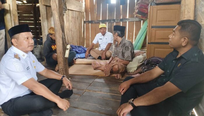 Komitmen Tingkatkan Taraf Hidup, Bupati Mubar Turun Lapangan Cek Rumah Tidak Layak Huni