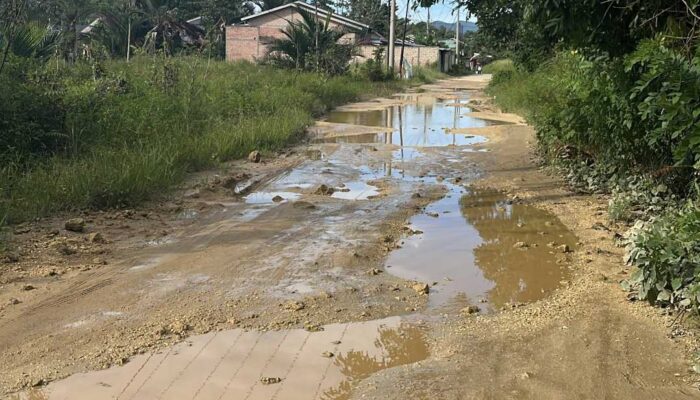 Warga BTN Zavier Tunggala Keluhkan Jalan Rusak, Minta Perhatian Dari Pemkot
