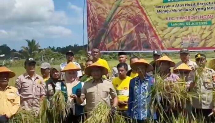 Hadiri Panen Raya Lakabu, Bupati Mubar Janjikan Perbaikan Irigasi dan Penyaluran Pupuk Organik untuk Petani