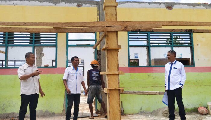 Tinjau Revitalisasi Sekolah, Kadis Dikbud Mubar Tekankan Instruksi Bupati Soal Pemberdayaan Warga Lokal