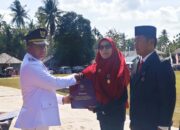 La Ode Darwin Serahkan Satyalancana Karya Satya dari Presiden Prabowo kepada 14 PNS Mubar