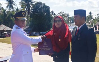 La Ode Darwin Serahkan Satyalancana Karya Satya dari Presiden Prabowo kepada 14 PNS Mubar