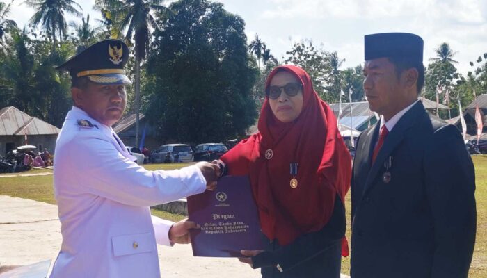 La Ode Darwin Serahkan Satyalancana Karya Satya dari Presiden Prabowo kepada 14 PNS Mubar