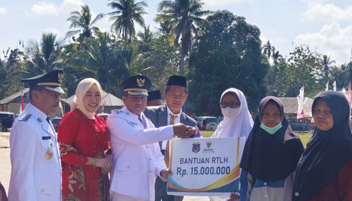 Isi Kemerdekaan dengan Aksi Nyata, Bupati Munar La Ode Darwin Serahkan Bantuan RTLH hingga UMKM