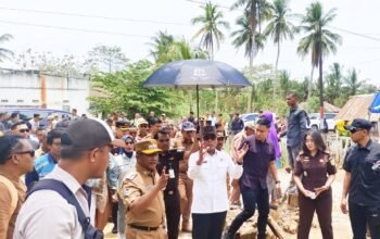 Kunker Perdana di Mubar,Kajati Sultra Letakan Batu Pertama Program Gotong Royong Bedah Rumah