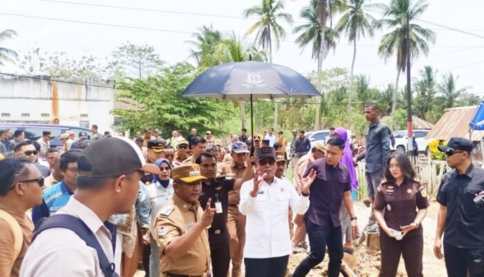 Kunker Perdana di Mubar,Kajati Sultra Letakan Batu Pertama Program Gotong Royong Bedah Rumah