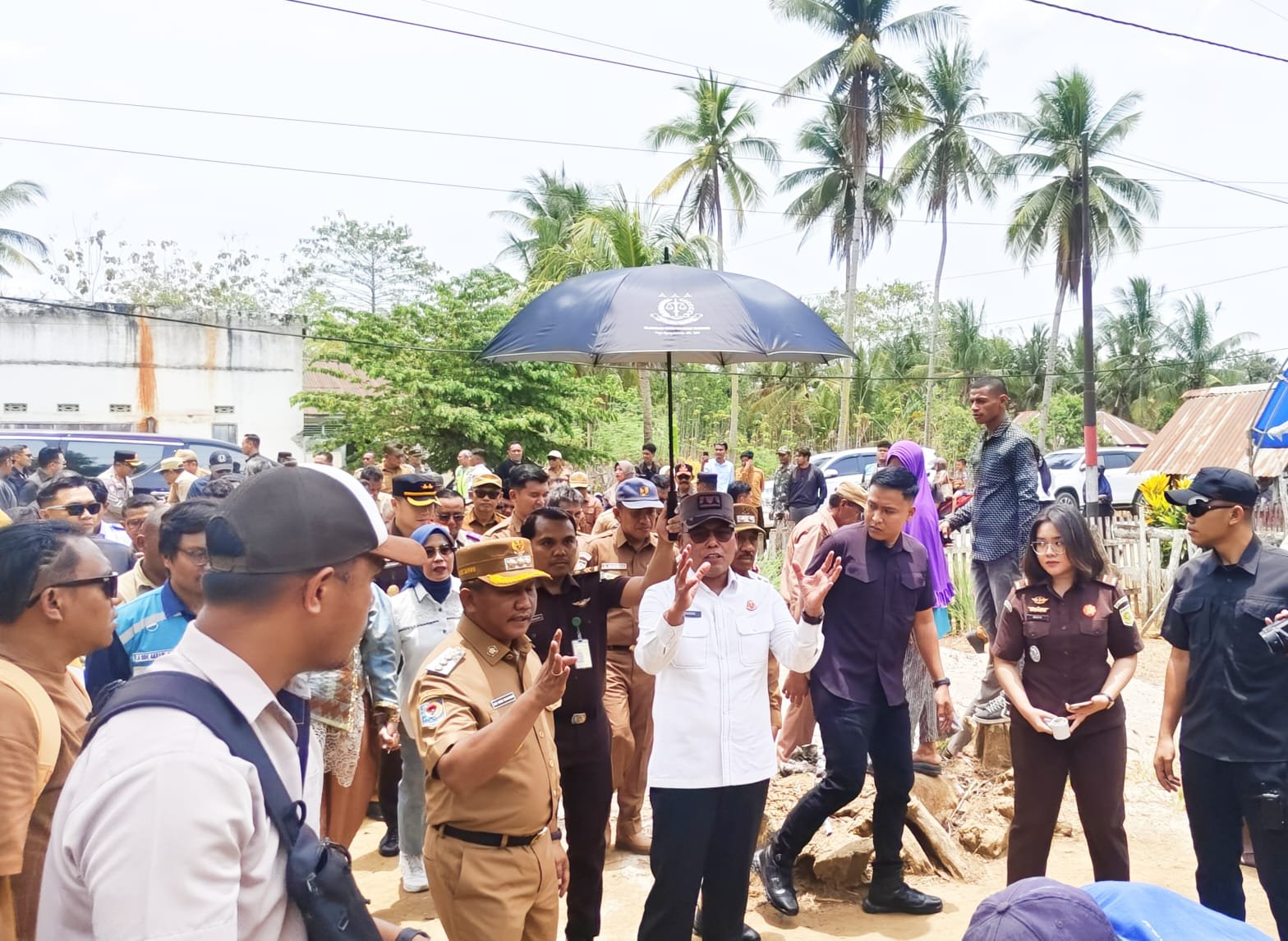 Ketgam:Bupati Muna Barat (Mubar) La Ode Darwin bersama Kepala Kejaksaan Tinggi Sulawesi Tenggara (Kajati Sultra), Dr. Sugeng Harianta, S.H., M.H saat melihat langsung program bedah rumah gotong royong di Kelurahan Konawe, Kecamatan Kusambi, Mubar, selasa (6/10/2026). (foto:kabartime.com).