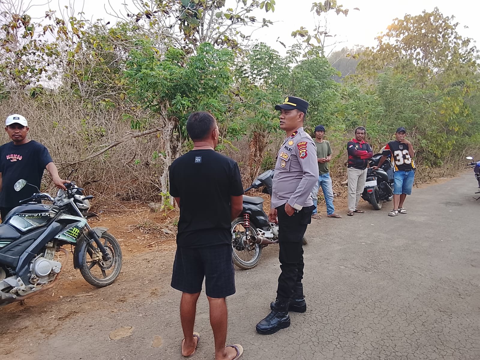 Ketgam: Kapolsek Lawa, Ipda Jaman saat melakukan pembubaran praktik judi sambung ayam sekaligus memberikan himbauan kepada masyarakat agar tidak membuka arena sambung ayam di wilayah hukum polsek lawa, sabtu (10/10/2026). (foto istimewah).